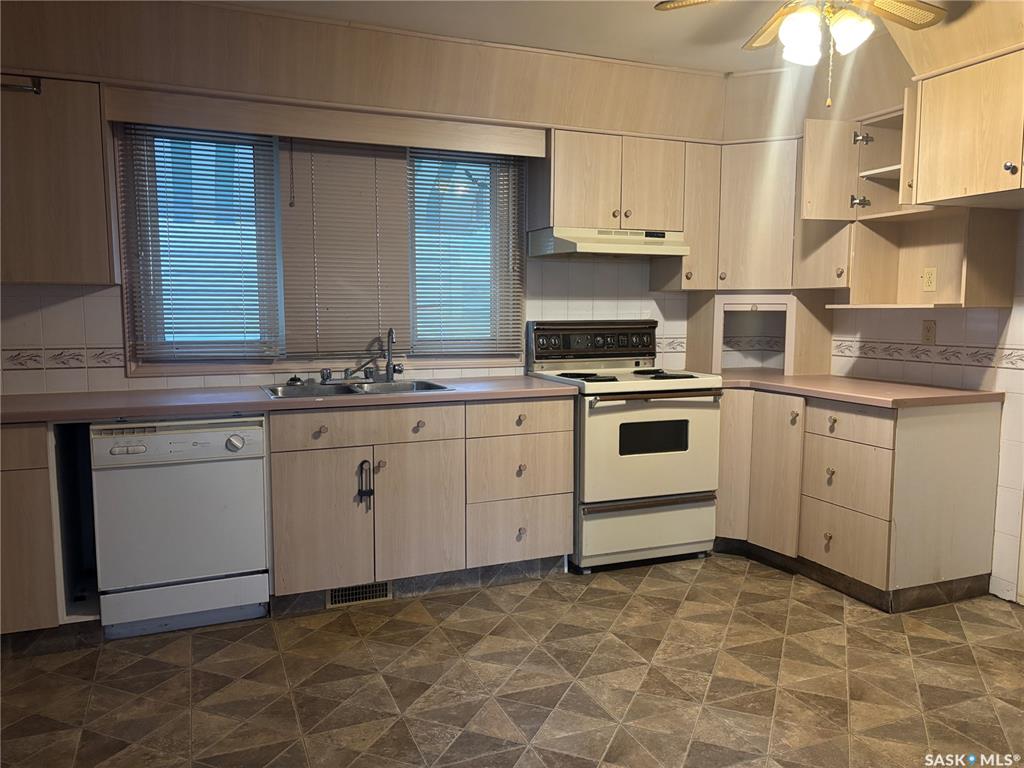 Fifth View of 975 Atkinson Street, Eastview RG, Regina, Saskatchewan, S4N 3V1
