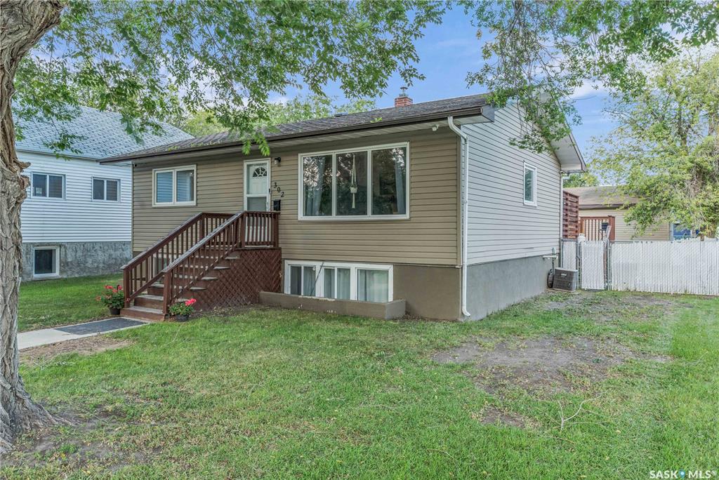 Second View of 302 M Avenue N, Westmount, Saskatoon, Saskatchewan, S7L 2S5