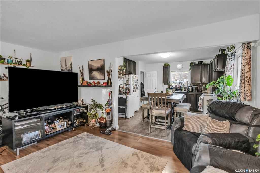 Fifth View of 302 M Avenue N, Westmount, Saskatoon, Saskatchewan, S7L 2S5