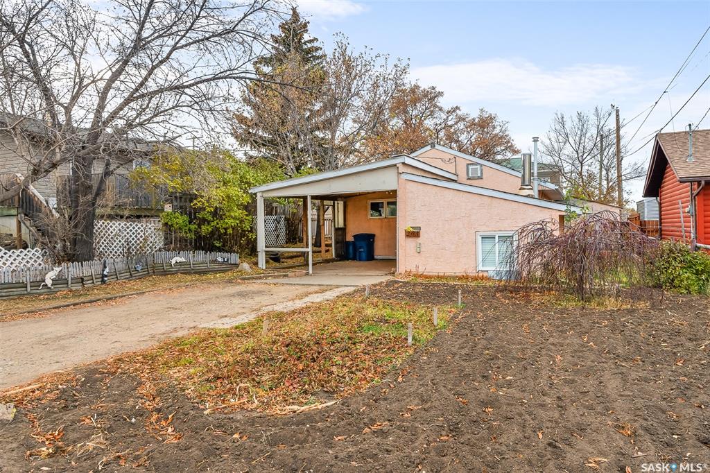 Second View of 203 1st Avenue Se, Westmount/Elsom, Moose Jaw, Saskatchewan, S6H 4W4