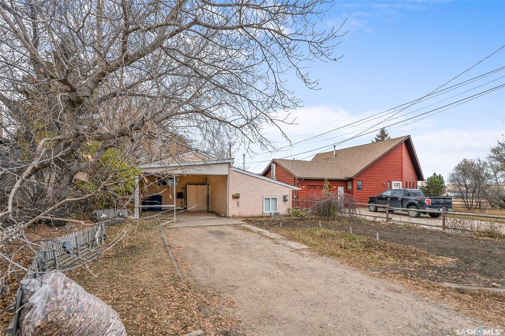 Third View of 203 1st Avenue Se, Westmount/Elsom, Moose Jaw, Saskatchewan, S6H 4W4
