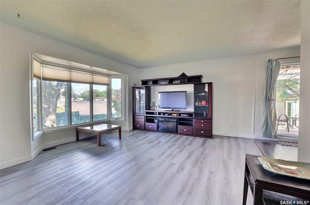 Third View of 901 17th Avenue E, Dominion Heights RG, Regina, Saskatchewan, S4N 0Y9