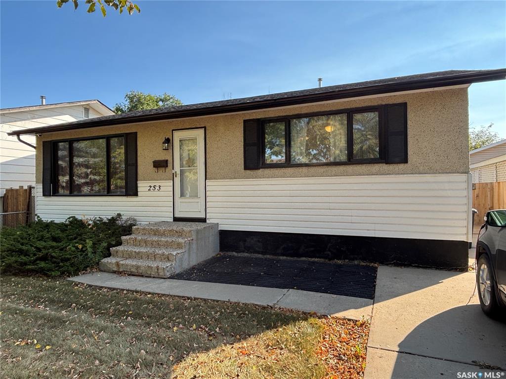 MLS® listing #SK019561 for sale located at 253 Lloyd Crescent