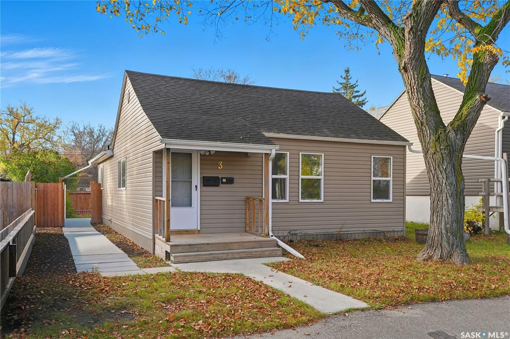 Second View of 3 Minto Place, Kelsey/Woodlawn, Saskatoon, Saskatchewan, S7L 1C4