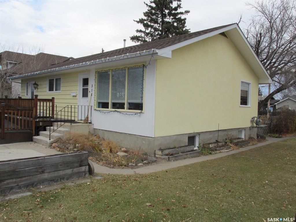 Fourth View of 311 1st Street W, Nipawin, Saskatchewan, S0E 1E0