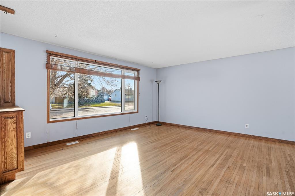 Fifth View of 128 Yarnton Crescent, Regent Park, Regina, Saskatchewan, S4R 4A3