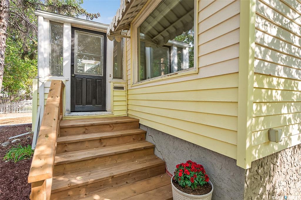 Third View of 1045 4th Avenue Nw, Central MJ, Moose Jaw, Saskatchewan, S6H 3X2