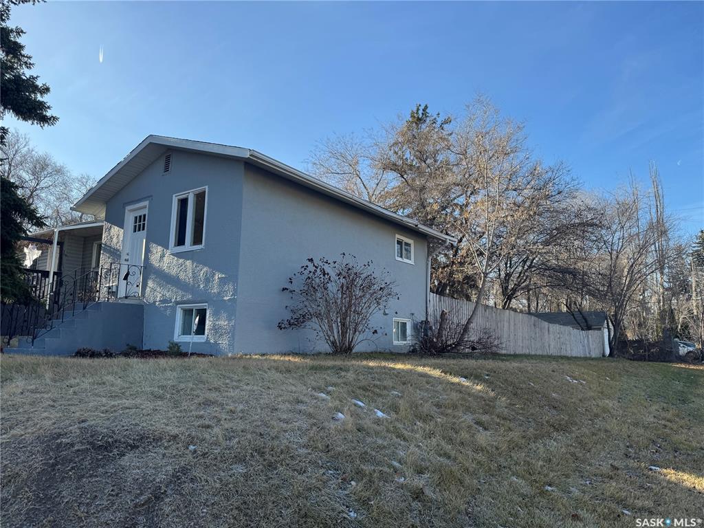 Third View of 201 Y Avenue S, Meadowgreen, Saskatoon, Saskatchewan, S7M 3J4