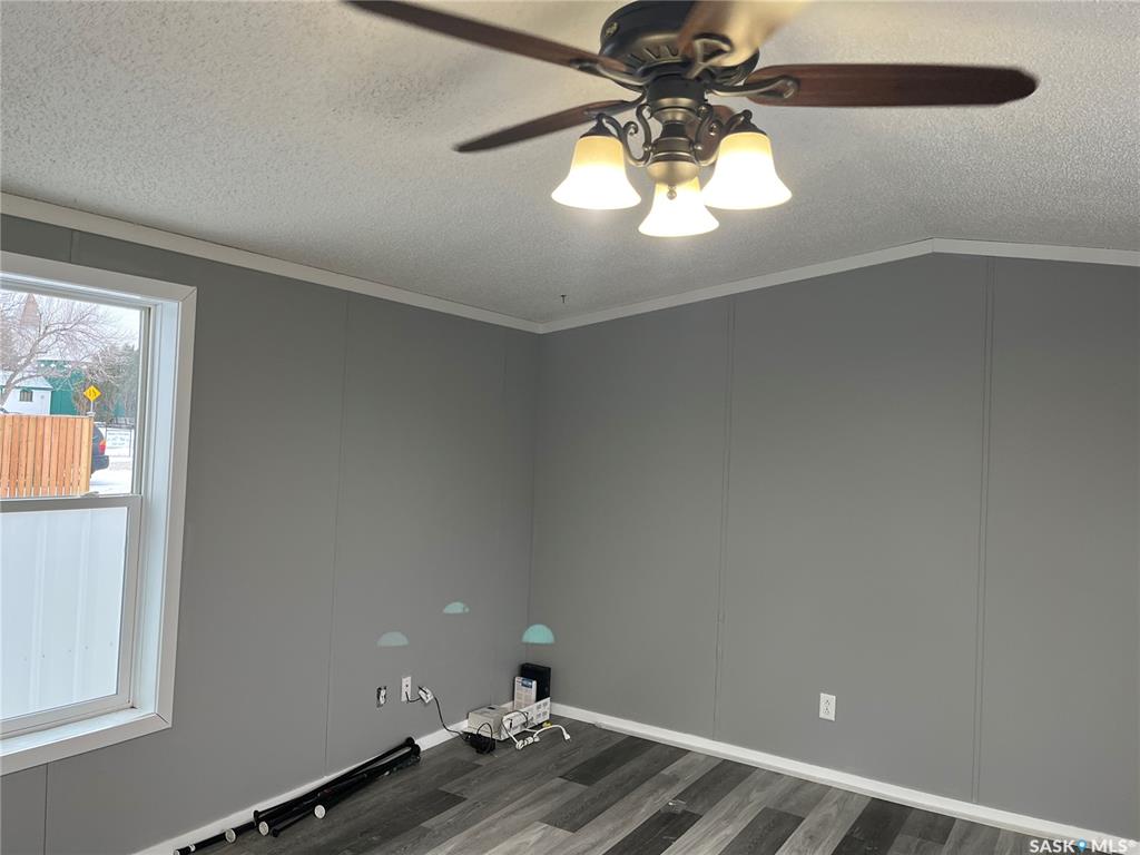 Fifth View of 341 10th Avenue S, Weyburn, Saskatchewan, S4H 2R8