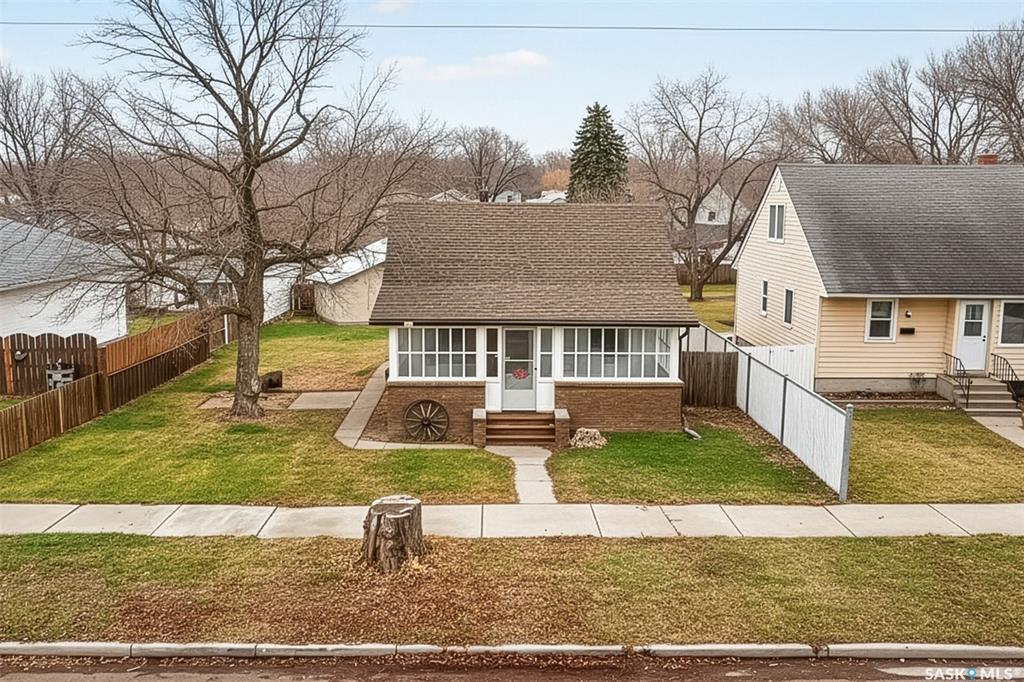 Third View of 759 Ominica Street E, Hillcrest MJ, Moose Jaw, Saskatchewan, S6H 0H7