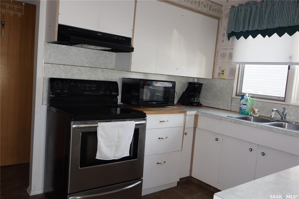 Fourth View of 32 Kasper Crescent, Assiniboia, Saskatchewan, S0H 0B0