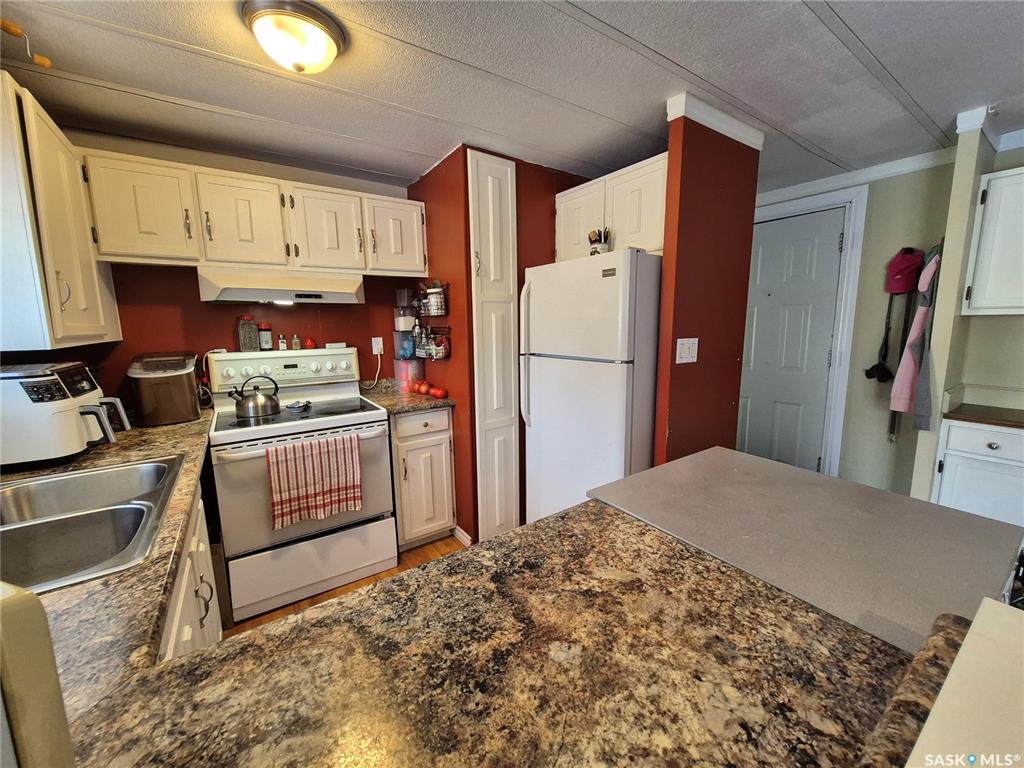 Fifth View of 129 17th Street Ne, Weyburn, Saskatchewan, S4H 2N3