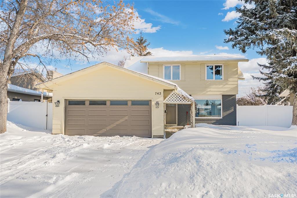 Main View of 742 Trent Crescent, East College Park, Saskatoon, Saskatchewan, S7H 4S5