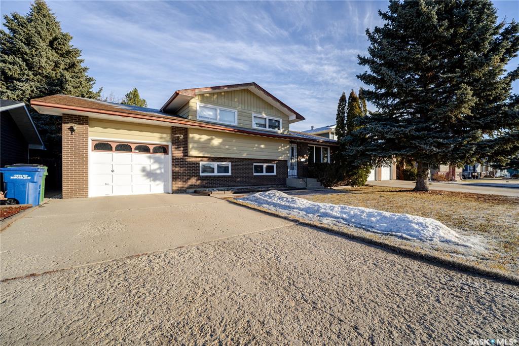 Main View of 30 Avens Road, VLA/Sunningdale, Moose Jaw, Saskatchewan, S6J 1B6