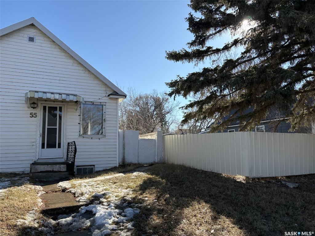 Second View of 59 Iroquois Street W, Westmount/Elsom, Moose Jaw, Saskatchewan, S6H 5A4