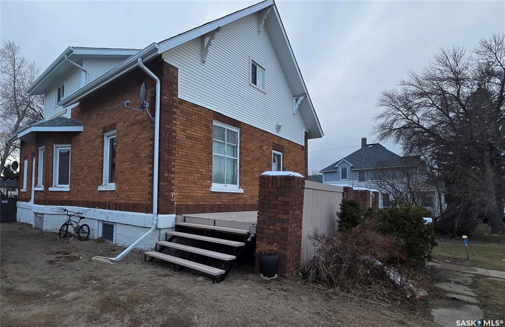 MLS® listing #SK033298 for sale located at 112 1st Avenue