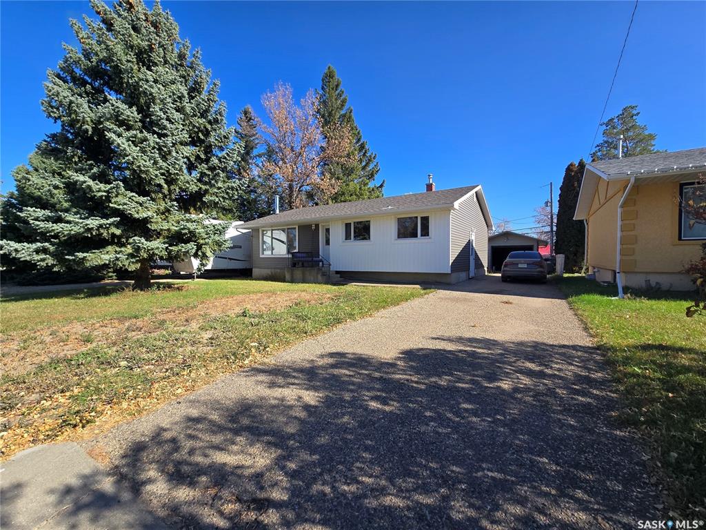 Third View of 719 3rd Street E, Assiniboia, Saskatchewan, S0H 0B0