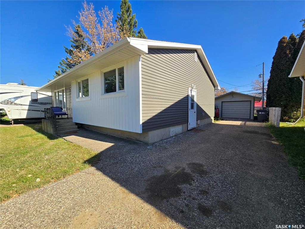 Fourth View of 719 3rd Street E, Assiniboia, Saskatchewan, S0H 0B0