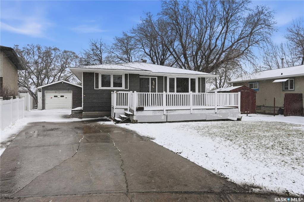 MLS® listing #SK033909 for sale located at 94 Lloyd Crescent