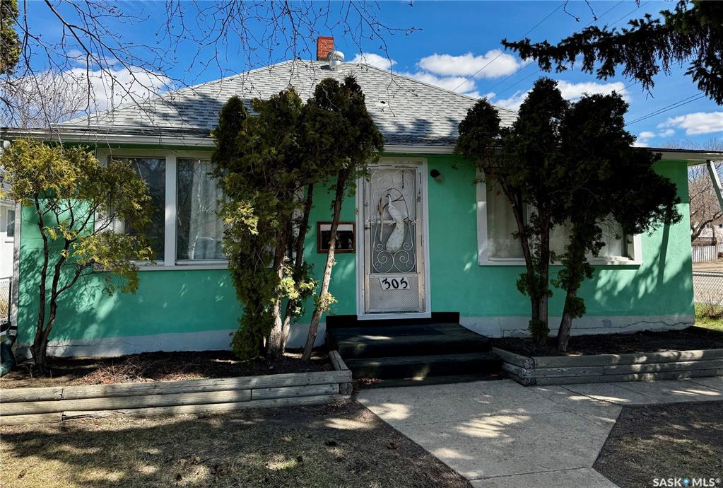 Main View of 305 3rd Avenue Ne, North East, Swift Current, Saskatchewan, S9H 2G8