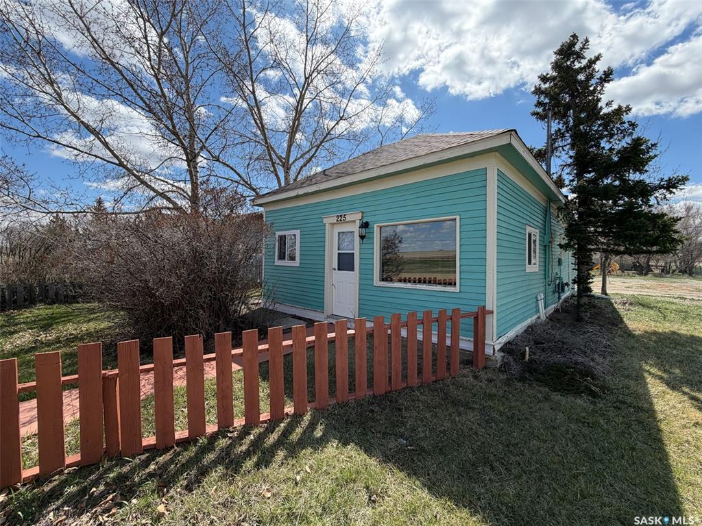 Second View of 225 1st Avenue W, Frontier, Saskatchewan, S0N 0W0