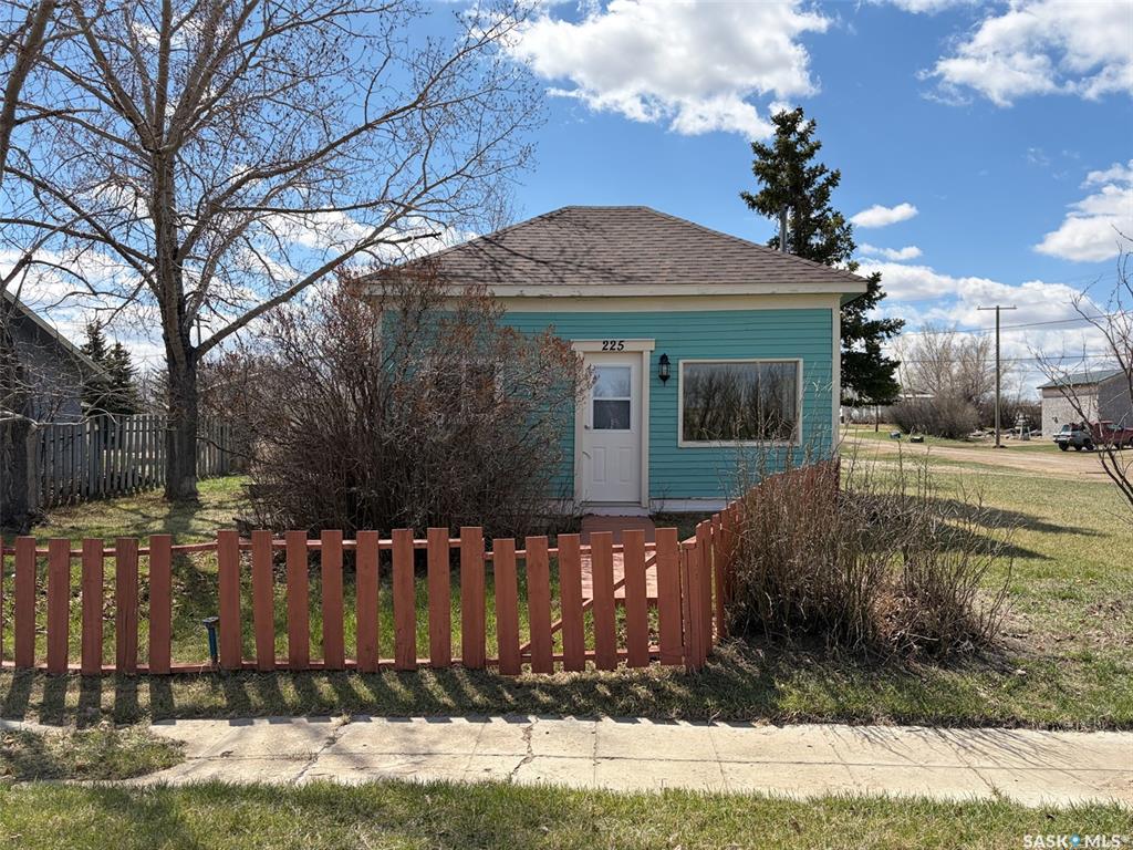Third View of 225 1st Avenue W, Frontier, Saskatchewan, S0N 0W0