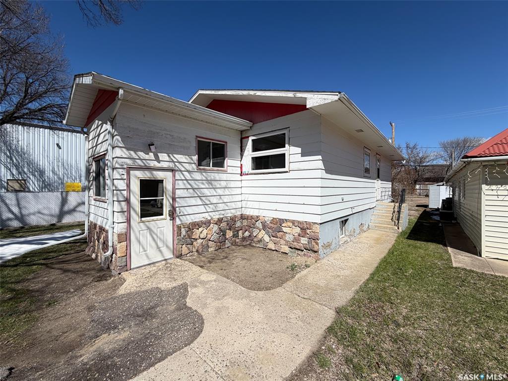 Second View of 420 1st Street W, Shaunavon, Saskatchewan, S0N 2M0