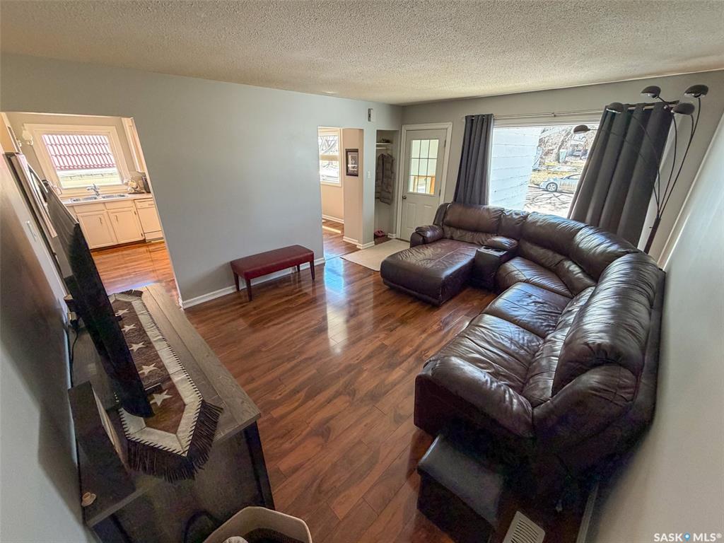 Fifth View of 420 1st Street W, Shaunavon, Saskatchewan, S0N 2M0