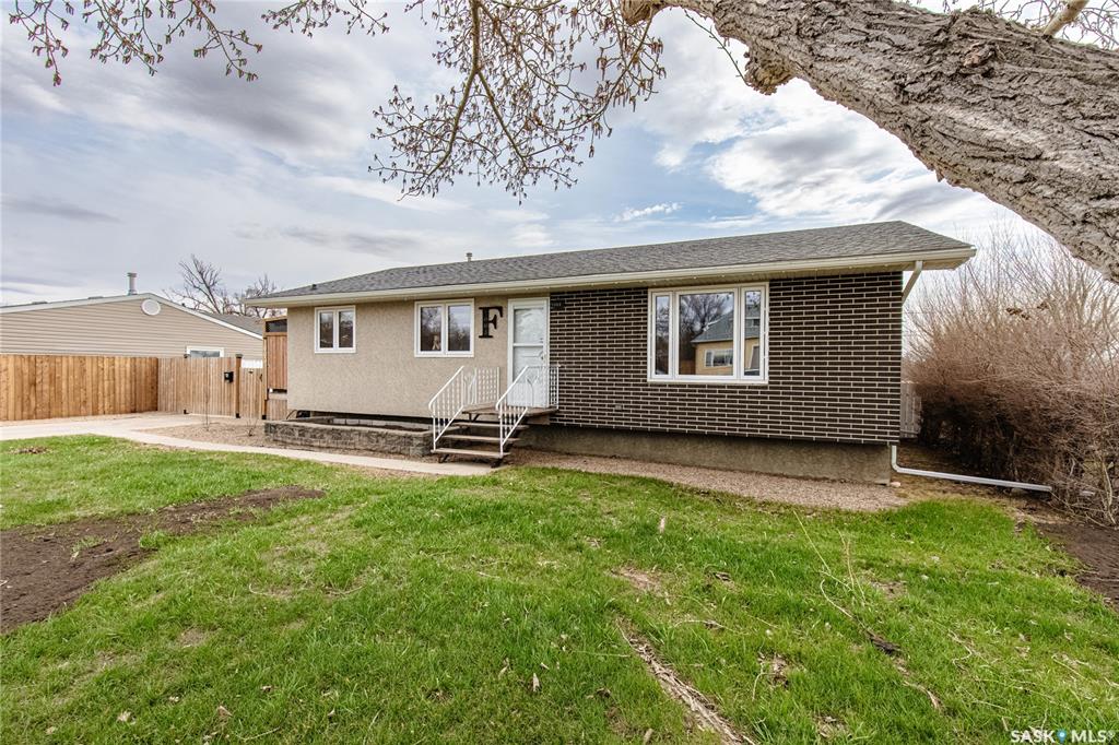 Second View of 1003 Ominica Street E, Hillcrest MJ, Moose Jaw, Saskatchewan, S6H 0J4