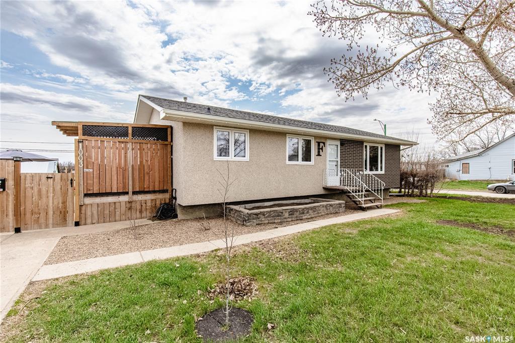 Fifth View of 1003 Ominica Street E, Hillcrest MJ, Moose Jaw, Saskatchewan, S6H 0J4
