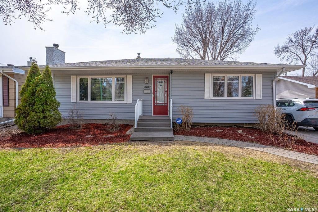 MLS® listing #SK035280 for sale located at 3807 Lakeview Street