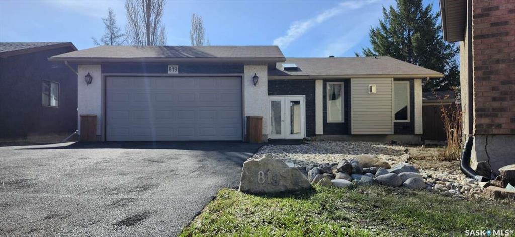 MLS® listing #SK035343 for sale located at 819 Morris Crescent N