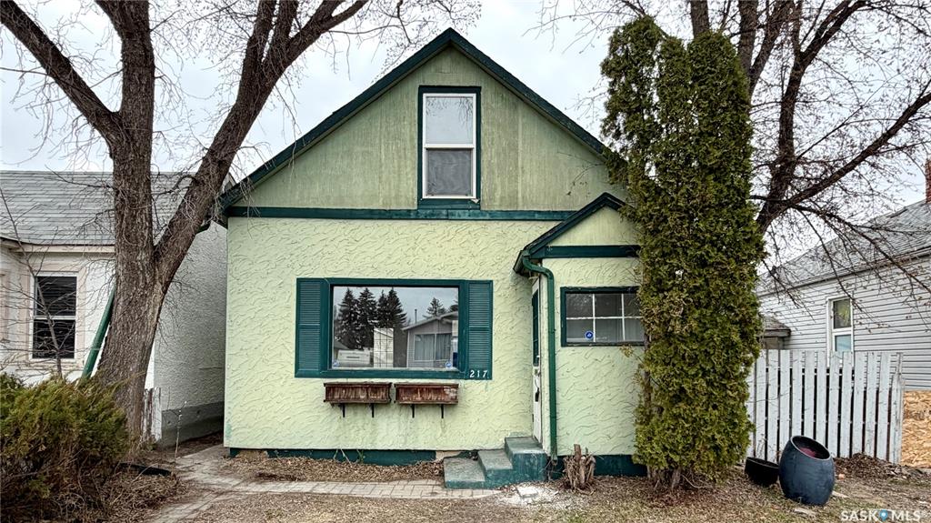 Second View of 217 L Avenue N, Westmount, Saskatoon, Saskatchewan, S7L 2P3