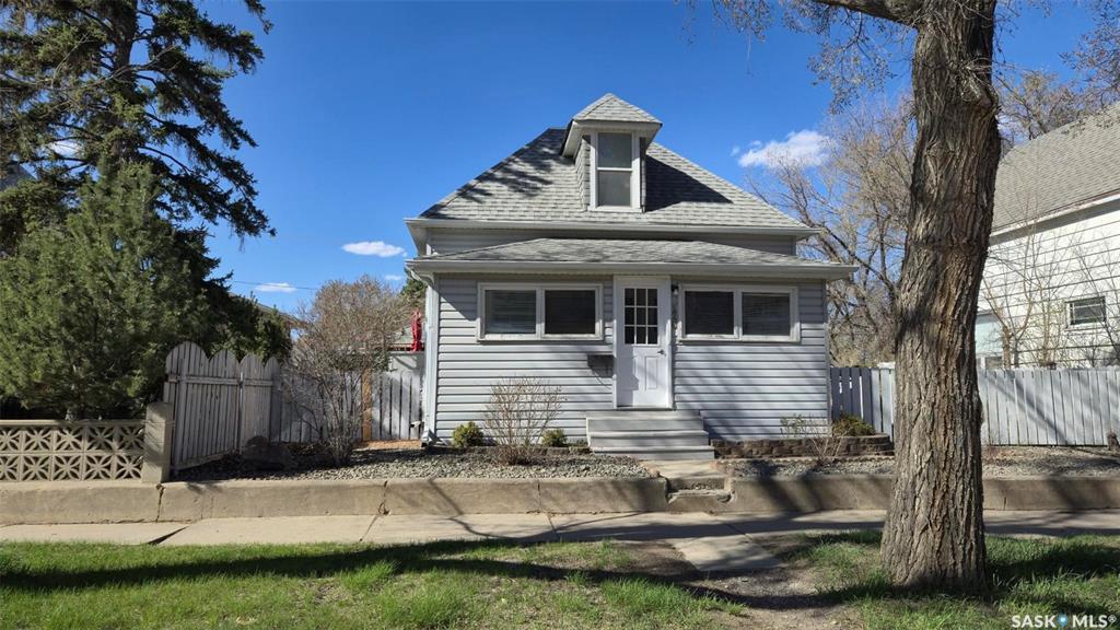 MLS® listing #SK035634 for sale located at 520 Fairford Street E
