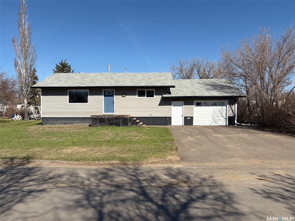 Second View of 211 2nd Street S, Cabri, Saskatchewan, S0N 0J0