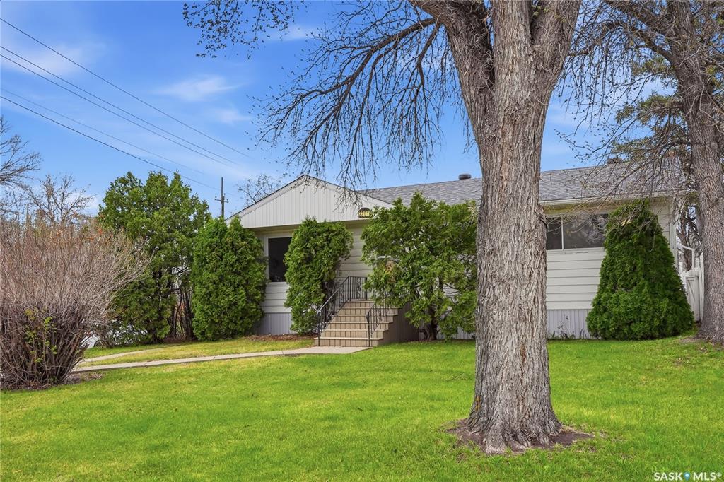 Second View of 2201 Broadway Avenue, Queen Elizabeth, Saskatoon, Saskatchewan, S7J 0Y5
