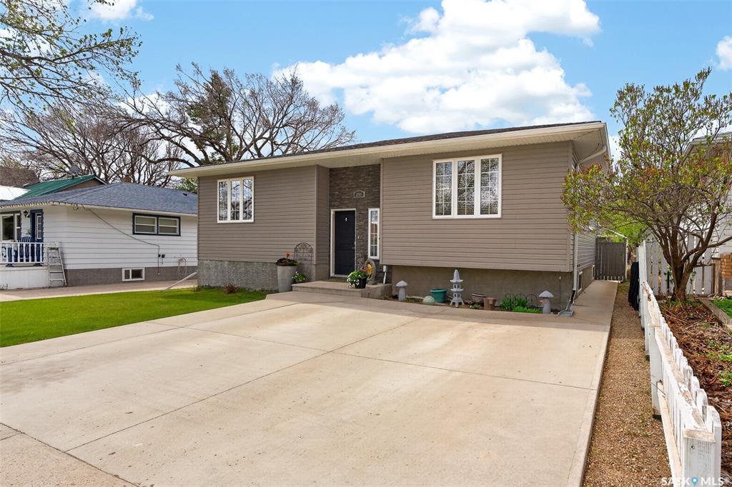 Second View of 1048 6th Avenue Nw, Central MJ, Moose Jaw, Saskatchewan, S6H 4A4