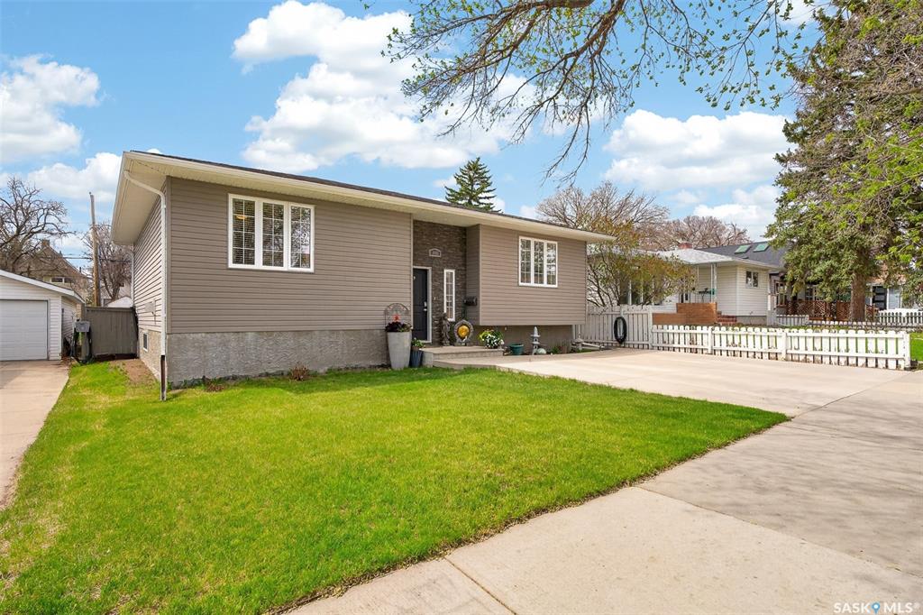 Third View of 1048 6th Avenue Nw, Central MJ, Moose Jaw, Saskatchewan, S6H 4A4