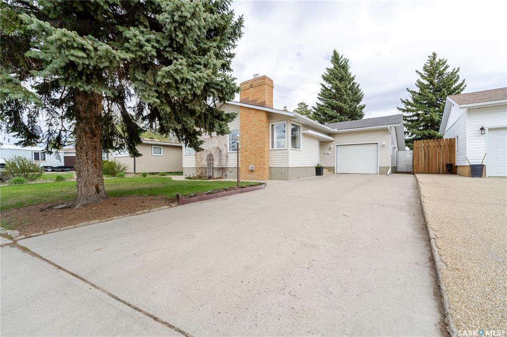 MLS® listing #SK036625 for sale located at 1325 King Crescent