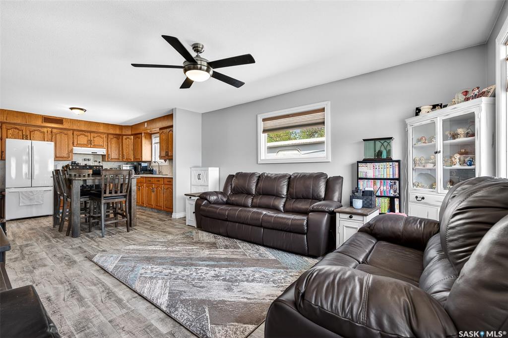 Fourth View of 1002 4th Avenue Sw, Westmount/Elsom, Moose Jaw, Saskatchewan, S6H 5W1