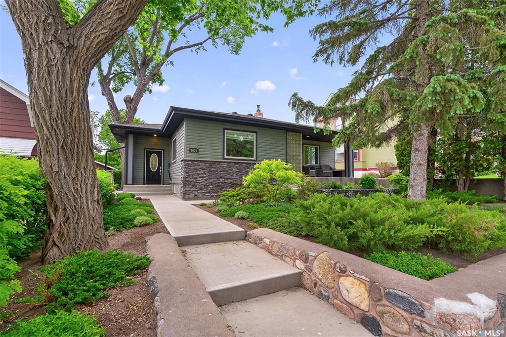 Second View of 1030 1st Avenue Nw, Central MJ, Moose Jaw, Saskatchewan, S6H 3N2
