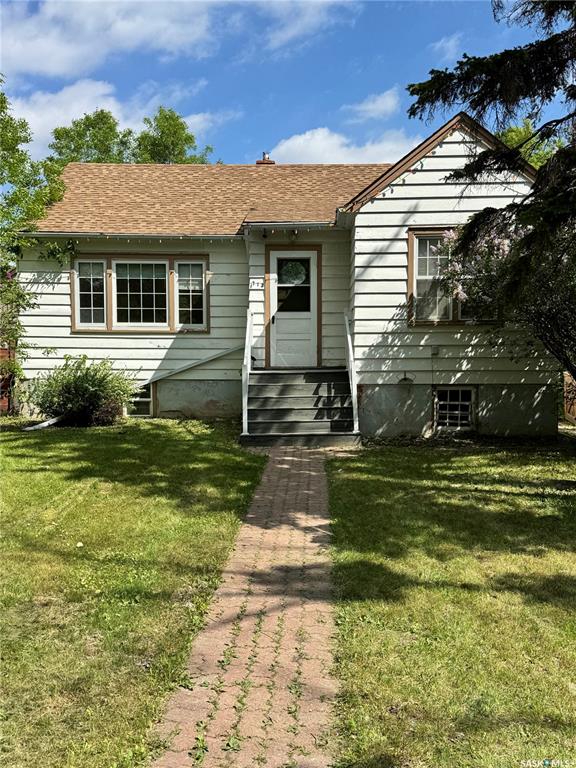 MLS® listing #SK038439 for sale located at 712 Broadway Avenue