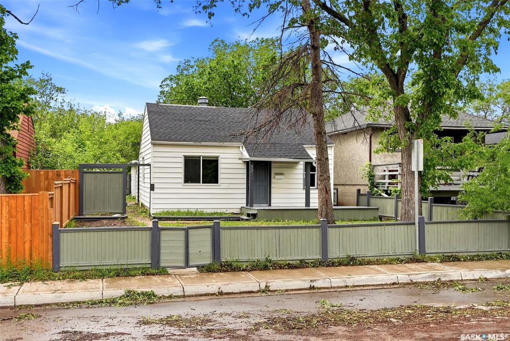 MLS® listing #SK039251 for sale located at 922 Athol Street