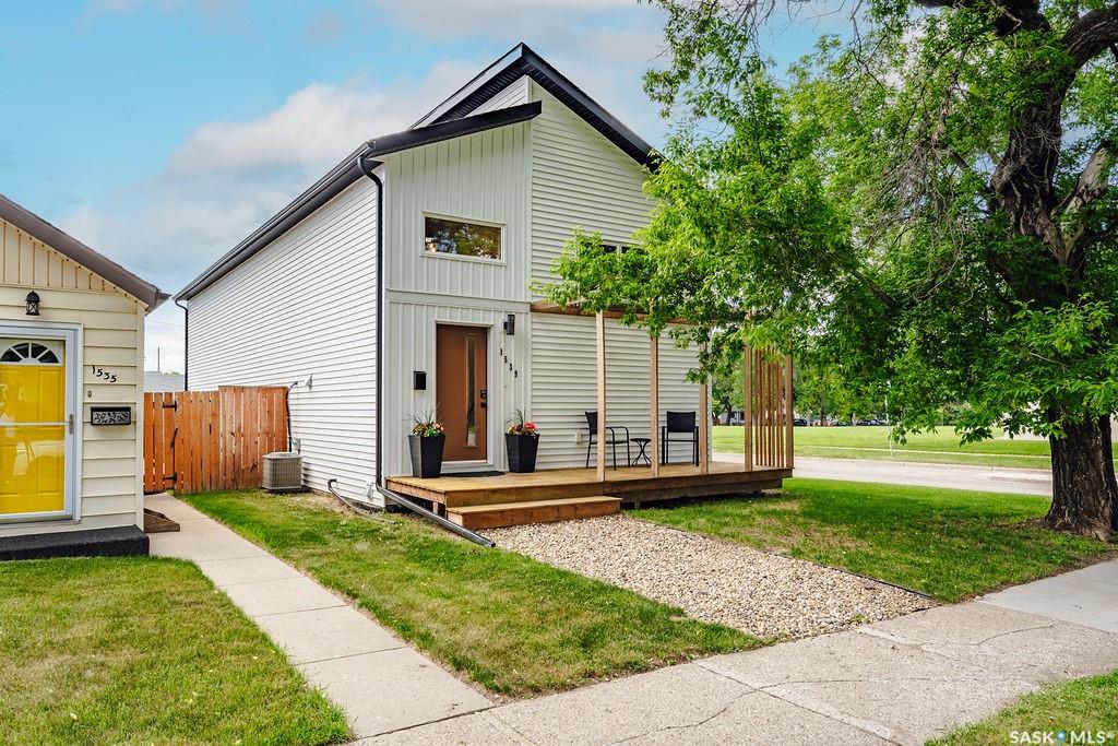 Second View of 1539 E Avenue N, Mayfair, Saskatoon, Saskatchewan, S7L 1T9