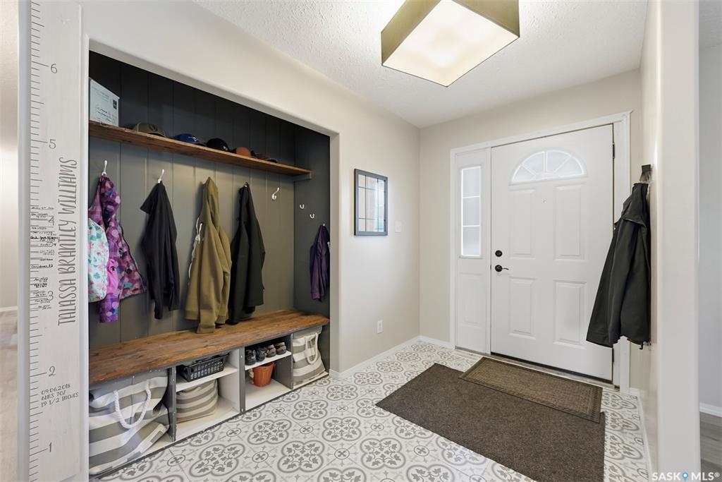 Second View of 351 Y Avenue S, Meadowgreen, Saskatoon, Saskatchewan, S7M 3J6