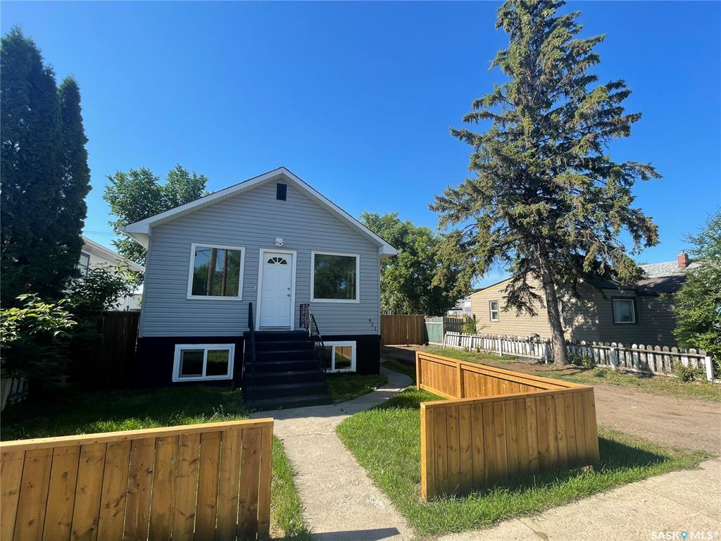MLS® listing #SK040689 for sale located at 911 23rd Street