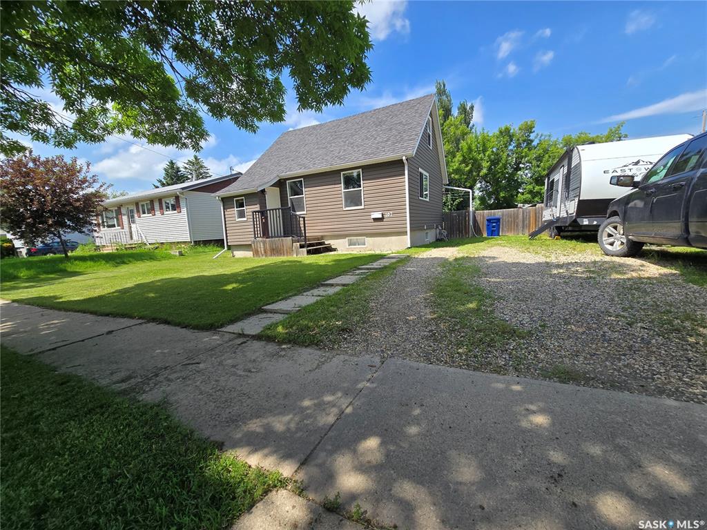 Second View of 107 9th Avenue S, Weyburn, Saskatchewan, S4H 1Z6