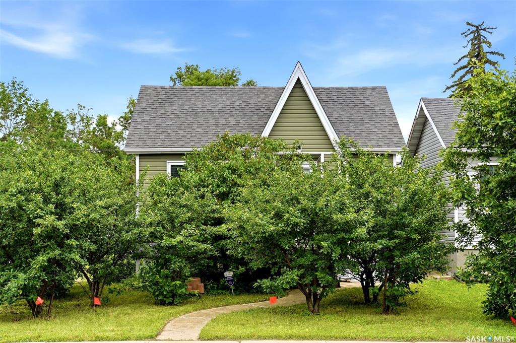 MLS® listing #SK042092 for sale located at 303 College Avenue