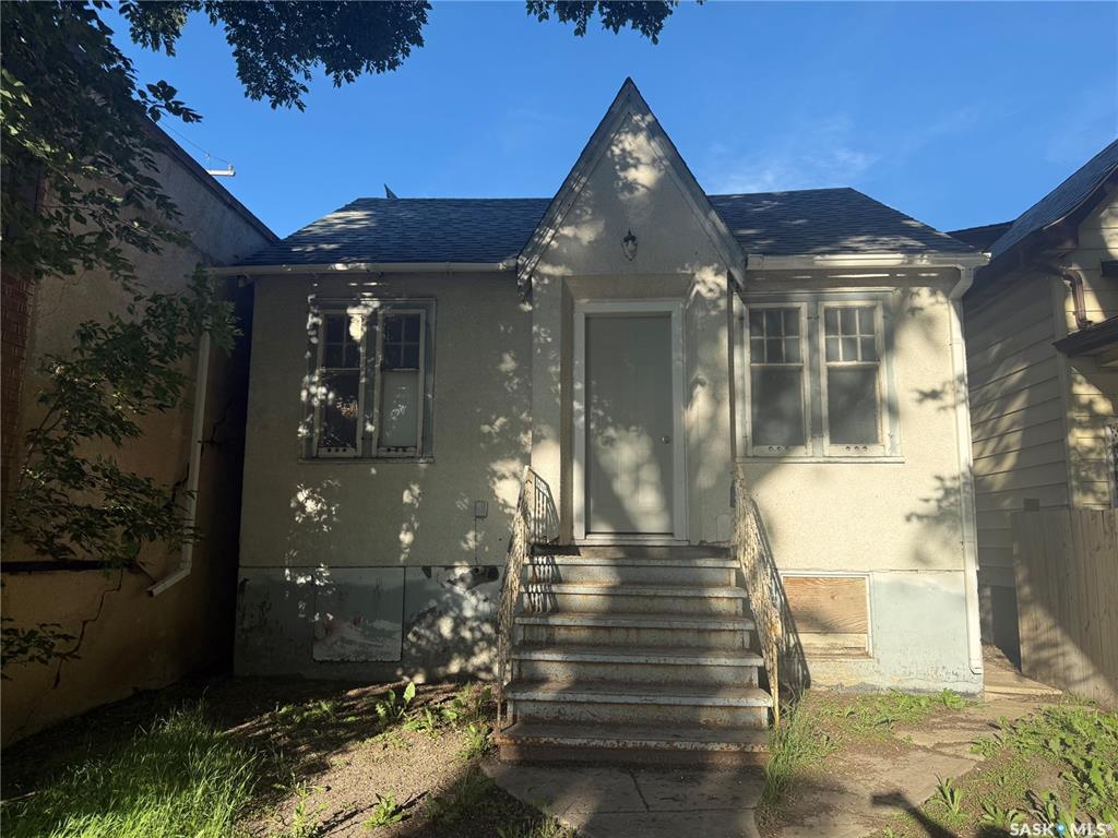 MLS® listing #SK042143 for sale located at 1705 Quebec Street