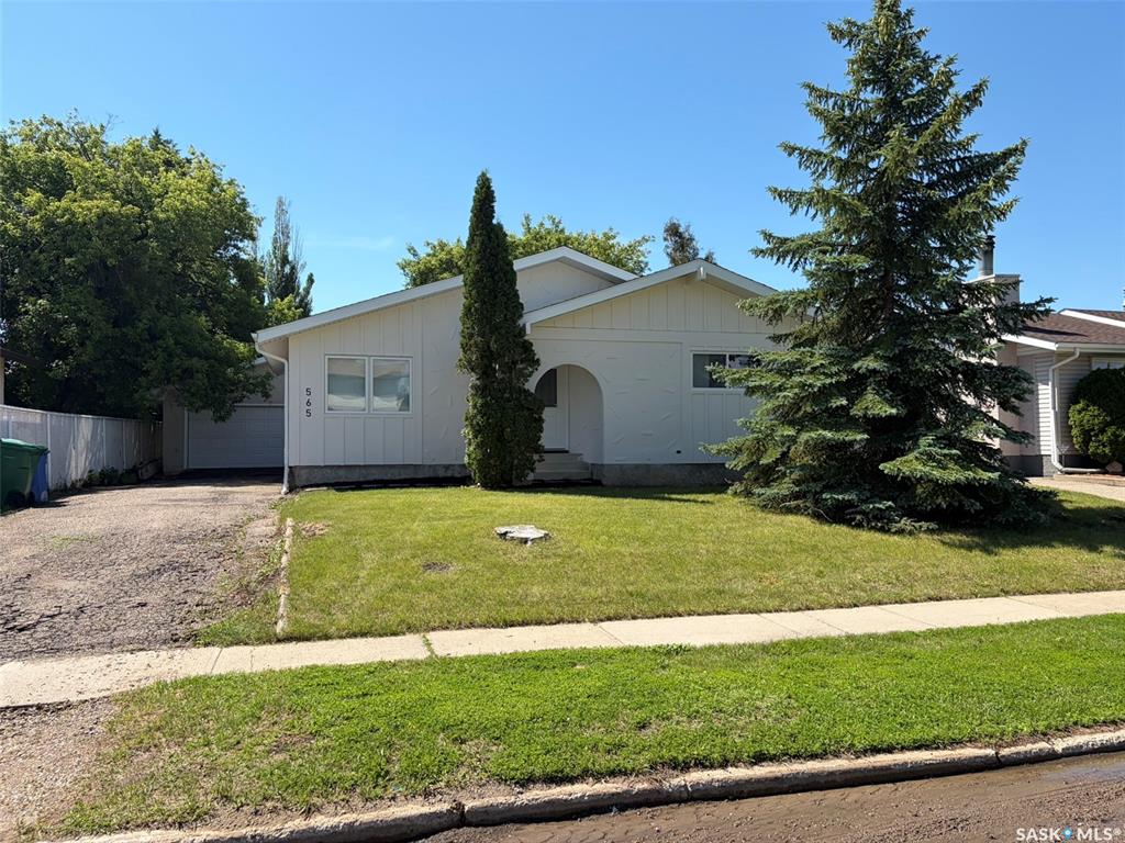 565 32nd Street W, SK042204, Saskatchewan,